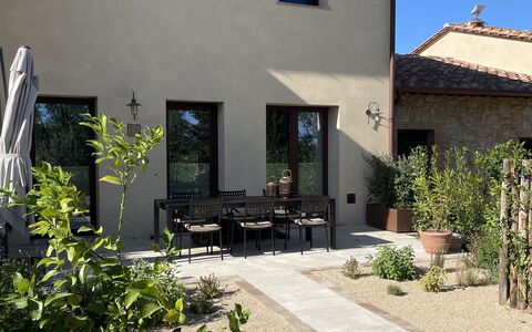 Nocellara Spereto Apartment With Pool, Montaione: Planta, Edificio, Propiedad, Ventana, Cielo, Casa, El Terreno Del Lote, Sombra, Superficie De La Carretera, Barrio