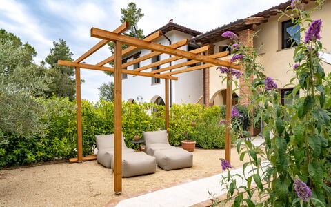 Nocellara Spereto Apartment With Pool, Montaione: Madera, Jardín, Sombra, Estructura Al Aire Libre, Patio Interior, Paisajismo, Mueble Para Exteriores, Pérgola, Manchas De Madera