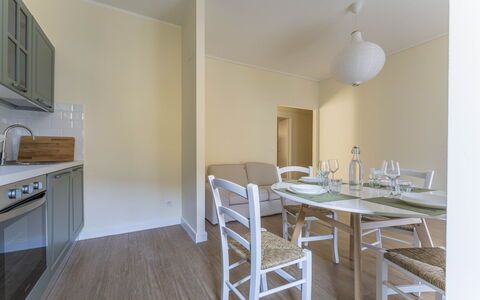 Spacious Apartment In Sori With Large Terrace - So: Propiedad, Mueble, Mesa, Madera, Silla, Edificio, Encendiendo, Diseño De Interiores, Piso, Suelo
