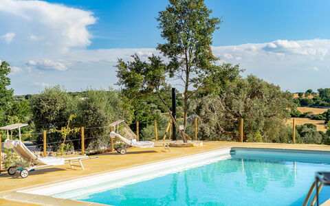 Trulli Di Grieco: Agua, Nube, Cielo, Piscina, Planta, Sombra, Árbol, Mueble Para Exteriores, Ocio, Bienes Raíces