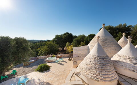 Trulli Di Grieco: Cielo, Planta, Árbol, Casa, Plantas Leñosas, Paisaje, Ocio, Arte, Escalera