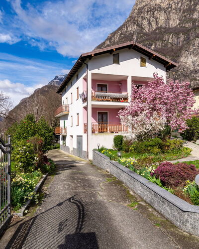 Manuela: Planta, Edificio, Nube, Cielo, Tiempo De Día, Propiedad, Casa, Ventana, Montaña, El Terreno Del Lote