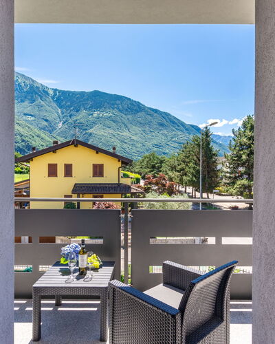 Angelica: Cielo, Edificio, Propiedad, Mueble, Ventana, Sombra, Mesa, Arquitectura, Diseño De Interiores, Silla