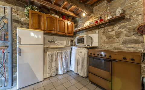 La Casa Di Elda, Holiday Home With Pool, Uzzano, T: Gabinetes, Mostrador, Madera, Edificio, Cocina, Aparato De Cocina, Estufa De Cocina, Diseño De Interiores, Suelo, Piso