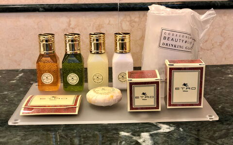Luxury Villa Con Spa e Panorama a 40 Min Da Roma: Botella, Producto, Mesa, Madera, Botella De Vidrio, Bebida, Comida, Ingrediente