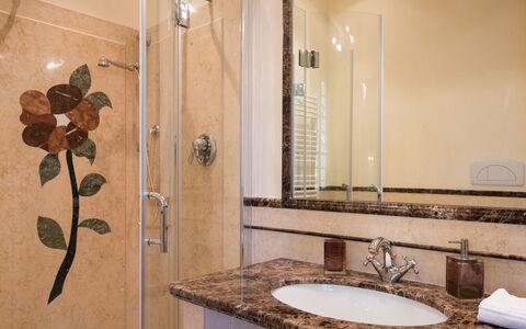 Luxury Villa Con Spa e Panorama a 40 Min Da Roma: Espejo, Marrón, Grifo, Lavabo, Propiedad, Arreglo De Tubería, Lavabo Del Baño, Baño, Planta, Madera
