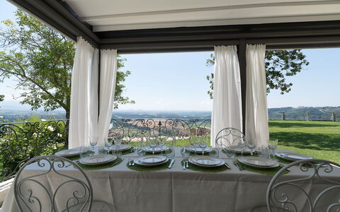 Luxury Villa Con Spa e Panorama a 40 Min Da Roma: Edificio, Cielo, Planta, Tiempo De Día, Propiedad, Mesa, Vajilla, Sombra, Textil, Silla