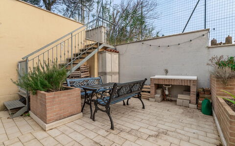 Casale Al Mare: Planta, Propiedad, Edificio, Madera, Mesa, Superficie De La Carretera, Arquitectura, Árbol, Silla, Mueble Para Exteriores