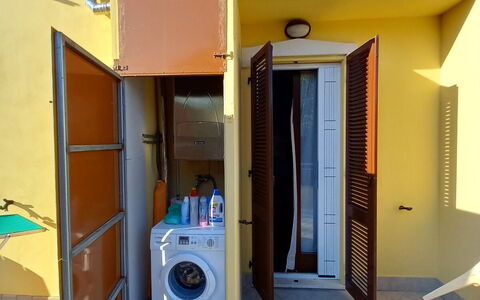 Casale Al Mare: Lavadora, Edificio, Secadora De Ropa, Cuarto De Lavado, Puerta, Sombra, Madera, Pared, Bienes Raíces, Casa
