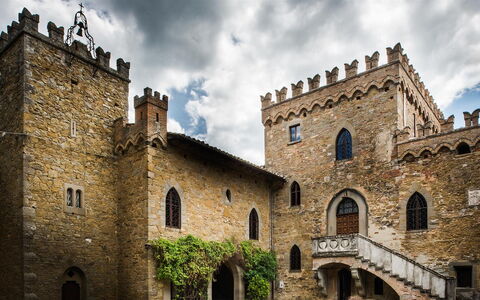 Palazzo Trasimeno: Nube, Cielo, Edificio, Planta, Ventana, Casa, Fachada, Ciudad, Árbol, Arco