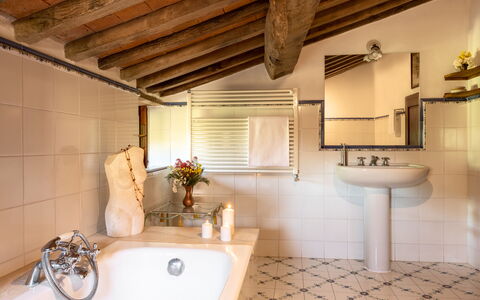 Villa Amiata: Marrón, Grifo, Arreglo De Tubería, Espejo, Bañera, Propiedad, Lavabo, Edificio, Baño, Diseño De Interiores