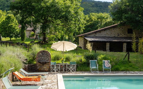 Villa Amiata: Agua, Planta, Propiedad, Edificio, Verde, Naturaleza, Paraguas, Árbol, Piscina, Mueble Para Exteriores