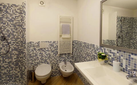 Villa Sant'andrea: Espejo, Arreglo De Tubería, Grifo, Lavabo, Baño, Planta, Púrpura, Encendiendo, Lavabo Del Baño, Diseño De Interiores