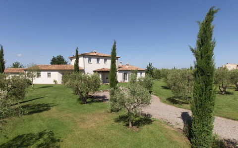 Villa Sant'andrea: Cielo, Planta, Ventana, Edificio, Árbol, El Terreno Del Lote, Casa, Paisaje Natural, Barrio Residencial, Hierba