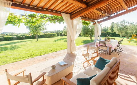 Villa Sant'andrea: Planta, Mueble, Mesa, Propiedad, Silla, Madera, Árbol, Sombra, Mueble Para Exteriores, Porche