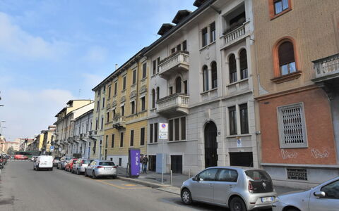Aspromonte Garden House: Planta, Cielo, Propiedad, Edificio, Maceta, Nube, Arquitectura, Ventana, Mesa, Mueble Para Exteriores