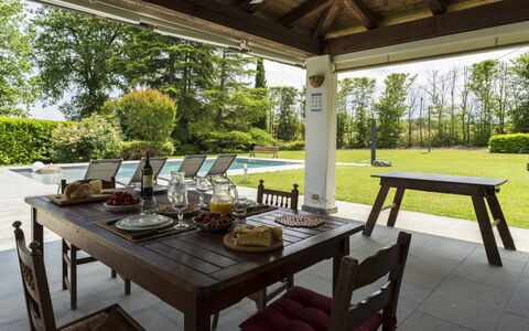 Casa del Marchese, Pool, Wifi, Castell' Arquato: Mesa, Propiedad, Mueble, Planta, Vajilla, Mesa Al Aire Libre, Mueble Para Exteriores, Sombra, Comida, Madera