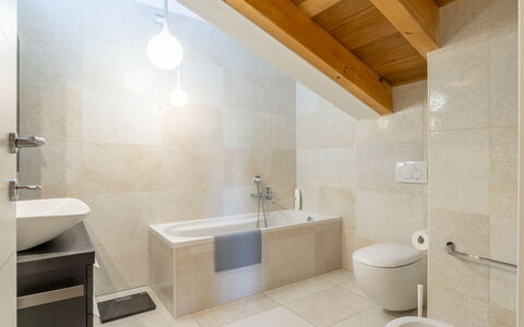 Casa del Marchese, Pool, Wifi, Castell' Arquato: Arreglo De Tubería, Propiedad, Bañera, Grifo, Baño, Edificio, Madera, Encendiendo, Diseño De Interiores, Arquitectura
