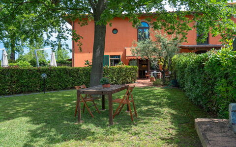 Casa Bellosguardo a Vinci: Planta, Propiedad, Mesa, Ventana, Árbol, Hoja, Edificio, Mueble Para Exteriores, El Terreno Del Lote, Mesa Al Aire Libre