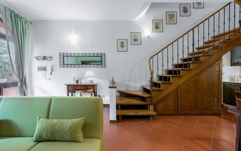 Casa Bellosguardo a Vinci: Propiedad, Edificio, Madera, Diseño De Interiores, Escalera, Marco, Arquitectura, Sofá, Suelo, Piso
