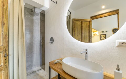 Lamia del Grano: Espejo, Lavabo, Grifo, Arreglo De Tubería, Baño, Lavabo Del Baño, Madera, Edificio, Diseño De Interiores