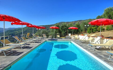 Casalta: Agua, Cielo, Propiedad, Piscina, Azur, Paraguas, Edificio, Mueble Para Exteriores, Sombra, Sunlounger