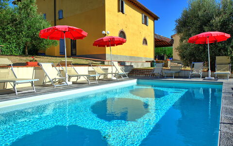 Casalta: Agua, Planta, Propiedad, Piscina, Edificio, Paraguas, Azur, Árbol, Cielo, Sombra