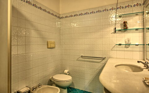 Casalta: Propiedad, Arreglo De Tubería, Lavabo, Baño, Grifo, Encendiendo, Edificio, Lavabo Del Baño, Arquitectura, Diseño De Interiores