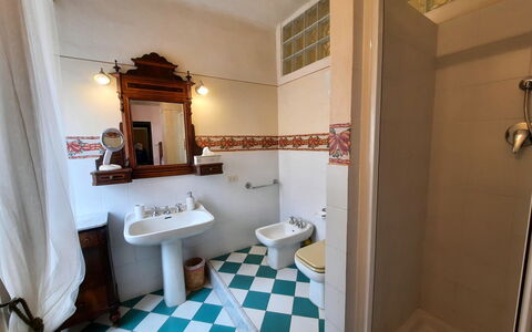 Villa Delle Palme: Espejo, Edificio, Lavabo, Arreglo De Tubería, Grifo, Baño, Diseño De Interiores, Lavabo Del Baño, Madera, Suelo