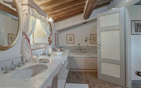 Villa Marlia: Espejo, Grifo, Lavabo, Arreglo De Tubería, Lavabo Del Baño, Marco, Baño, Diseño De Interiores, Madera, Gabinetes