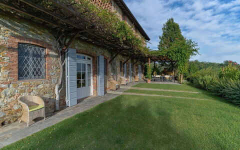 Villa Marlia: Planta, Nube, Propiedad, Cielo, Edificio, Ventana, Árbol, El Terreno Del Lote, Hierba, Cabaña