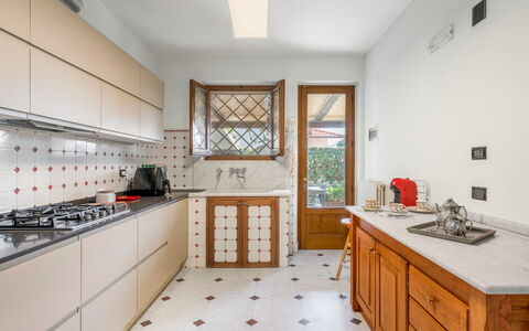 Villa Le Fontanelle In Forte Dei Marmi With Ac: Gabinetes, Mostrador, Propiedad, Mueble, Lavabo, Fregadero, Cocina, Cajón, Madera, Estufa De Cocina