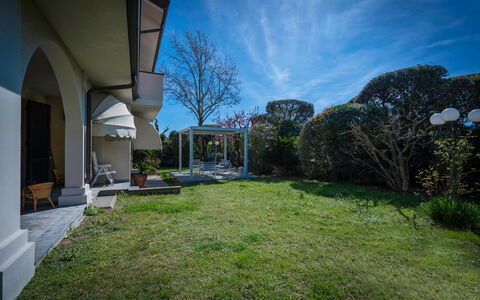Villa Le Fontanelle In Forte Dei Marmi With Ac: Cielo, Nube, Planta, Propiedad, El Terreno Del Lote, Árbol, Edificio, Diseño Urbano, Hierba, Bienes Raíces