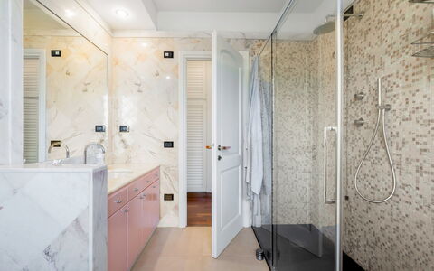 Villa Le Fontanelle In Forte Dei Marmi With Ac: Espejo, Propiedad, Grifo, Lavabo, Arreglo De Tubería, Mueble De Baño, Diseño De Interiores, Arquitectura, Baño