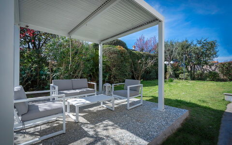 Villa Le Fontanelle In Forte Dei Marmi With Ac: Planta, Cielo, Sombra, Mueble Para Exteriores, Árbol, Silla, Bienes Raíces, Barrio Residencial, Paisaje, Ocio