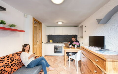 Incanto Walser Apartments Testa: Mueble, Diseño De Interiores, Mesa, Habitación, Techo, Mostrador, Departamento, Silla, Gabinetes, Escritorio