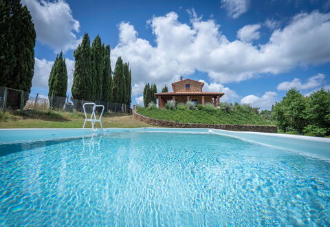 Vineyard’s Cottage With Pool, Ac, Wifi - Siena: Nube, Agua, Cielo, Planta, Propiedad, Árbol, Azur, Edificio, Piscina, Paisaje Natural