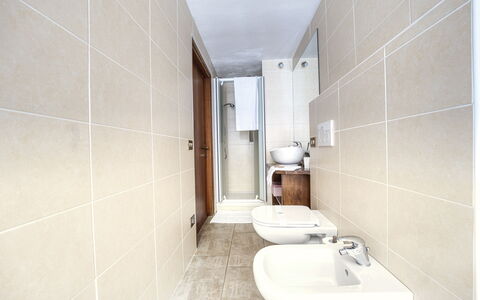 Appartamento Piazza Centrale: Grifo, Arreglo De Tubería, Propiedad, Lavabo Del Baño, Lavabo, Baño, Edificio, Baño, Diseño De Interiores, Suelo