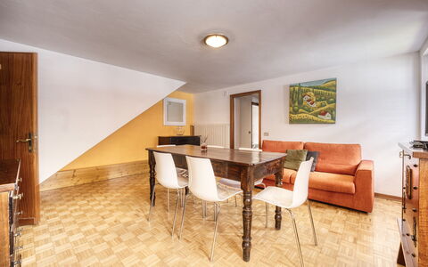 Appartamento Piazza Centrale: Mesa, Mueble, Edificio, Sofá, Madera, Salón, Arquitectura, Diseño De Interiores, Piso, Silla