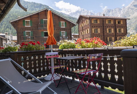 Appartamento Piazza Centrale: Planta, Cielo, Propiedad, Edificio, Nube, Ventana, Flor, Árbol, Montaña, Madera