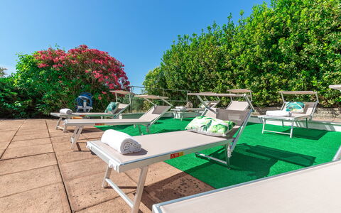 Villa La Pagliarina: Cielo, Planta, Mueble Para Exteriores, Sombra, Diseño Urbano, Hierba, Banco Al Aire Libre, Mesa Al Aire Libre, Ocio, Paisaje