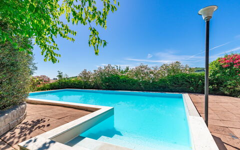 Villa La Pagliarina: Agua, Cielo, Planta, Propiedad, Piscina, Luz De La Calle, Nube, Azur, Rectángulo, Sombra