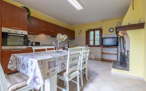 Villa La Pagliarina: Mueble, Mesa, Gabinetes, Mostrador, Madera, Encendiendo, Arquitectura, Silla, Diseño De Interiores, Cocina