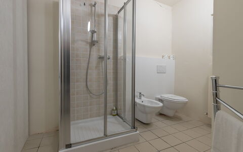 Villa La Pagliarina: Arreglo De Tubería, Puerta De La Ducha, Baño, Alcachofa De La Ducha, Ducha, Ventana, Edificio, Diseño De Interiores, Puerta