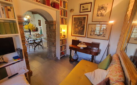Il Cantuccio: Marco, Mesa, Mueble, Edificio, Madera, Naranja, Estante, Diseño De Interiores, Librero, Sala