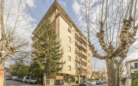 Leandro's House Near Thermal Baths: Cielo, Nube, Edificio, Ventana, Rueda, Planta, Árbol, Coche, Bloque De Pisos, Condominio