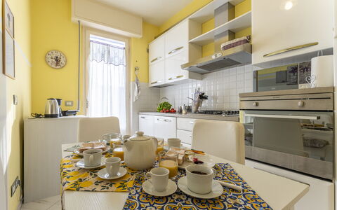 Leandro's House Near Thermal Baths: Gabinetes, Propiedad, Mueble, Mostrador, Mesa, Diseño De Interiores, Aparato De Cocina, Estufa De Cocina, Vajilla, Taza