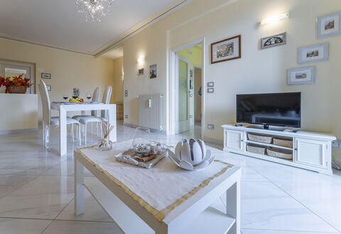 Leandro's House Near Thermal Baths: Propiedad, Marco, Mesa, Sofá, Gabinetes, Diseño De Interiores, Madera, Arquitectura, Piso, Suelo