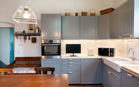 Casa Mirandola: Gabinetes, Mostrador, Propiedad, Edificio, Mueble, Cajón, Estufa De Cocina, Madera, Aparato De Cocina, Lavabo