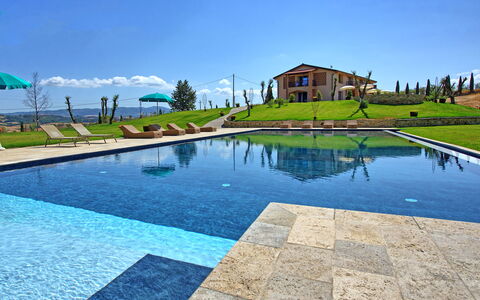 Villa Campana: Agua, Cielo, Nube, Planta, Edificio, Piscina, Árbol, Arquitectura, Casa, Hierba